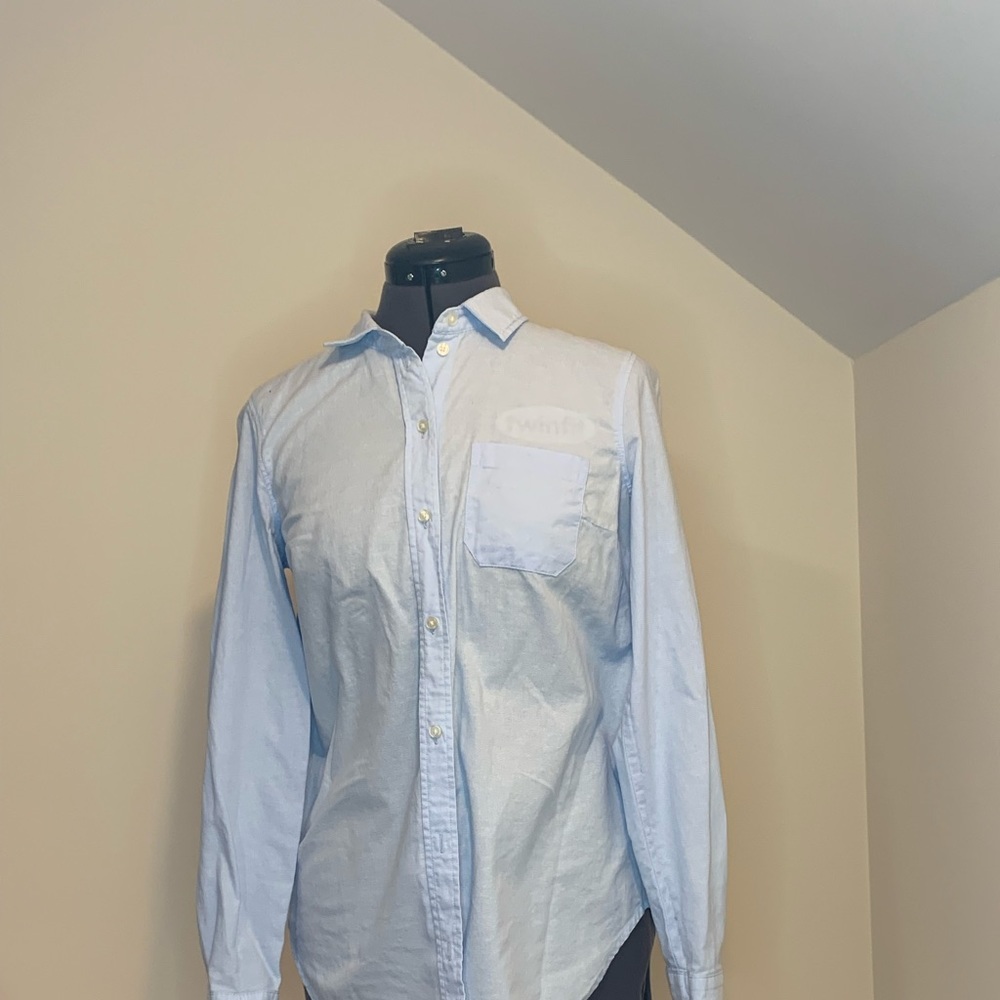 Old Navy the Classic Fit button down shirt- size Medium